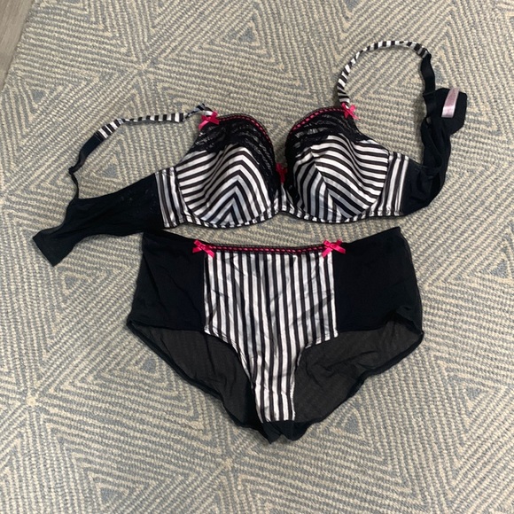Cacique Intimates & Sleepwear Preworn Bra And Panty Set From